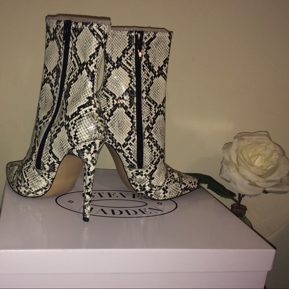 STEVE MADDEN BOOTIES 😍 - Picture 7 of 7